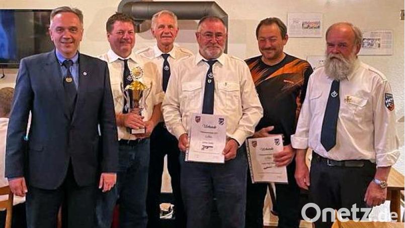 Schießwart Manfred Kauper (rechts), Kreisvorsitzender Thomas Semba (links) und Vorsitzender Bernhard Kopp (Dritter von links) zeichneten mit Michael Ackermann, Helmut Moller und Franz Josef Brandl die besten Sportschützen der Soldatenkameradschaft in den Jahren 2019 und 2020 aus. Bild: hai