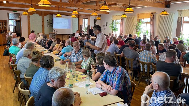 Vor gut besetzten Zuhörerreihen lief der Info-Abend der Auerbacher CSU zur neuen Grundsteuer im Gasthaus Schenk in Michelfeld ab. Bild: CSU/exb