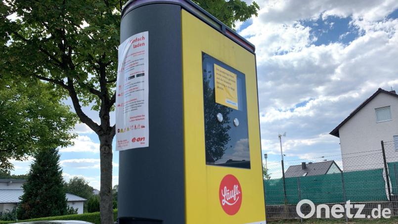 Seit Monaten ist die Elektroladesäule vor der Stadthalle Neustadt außer Betrieb. Bild: Gabi Schönberger
