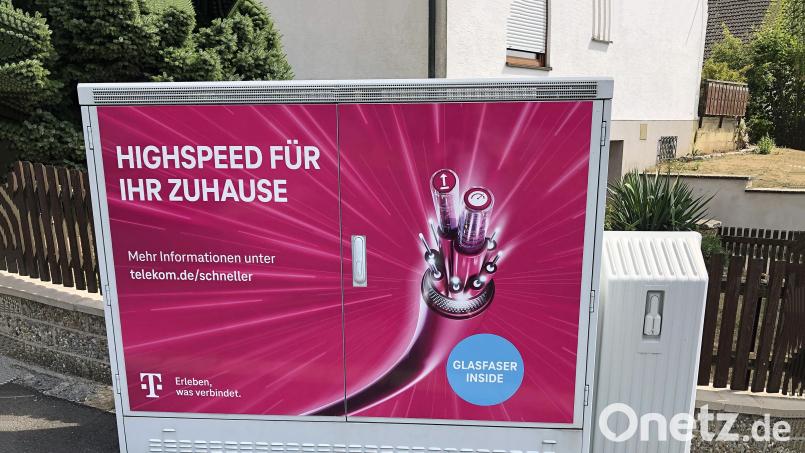In Sulzbach-Rosenberger Wohngebieten hängen schon längere Zeit die Werbetafeln der Telekom, mit denen für Glasfaser-Anschlüsse geworben wird. Bild: Andreas Royer