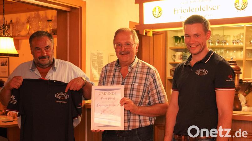 Paul Völkl (Mitte) ist neuer Ehrenpräsident der Seilzieher. Bürgermeister Josef Beimler (links) und Vorsitzender Michael Stahl gratulieren. Bild: fvo
