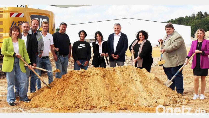 beim Spatenstich (von links): Corinna Heinl (Inhaberin), Fabian Heinl, Thomas und Nicholas Hollweck (Plan &amp; Bau GmbH), Helmut und Anna-Maria Werner (Erdbau), Evi und Hans Heinl (Firmengründer), Pia Huber (Unicredit), Bürgermeister Dieter Dehling und Anja Heinl (Inhaberin). Bild: no