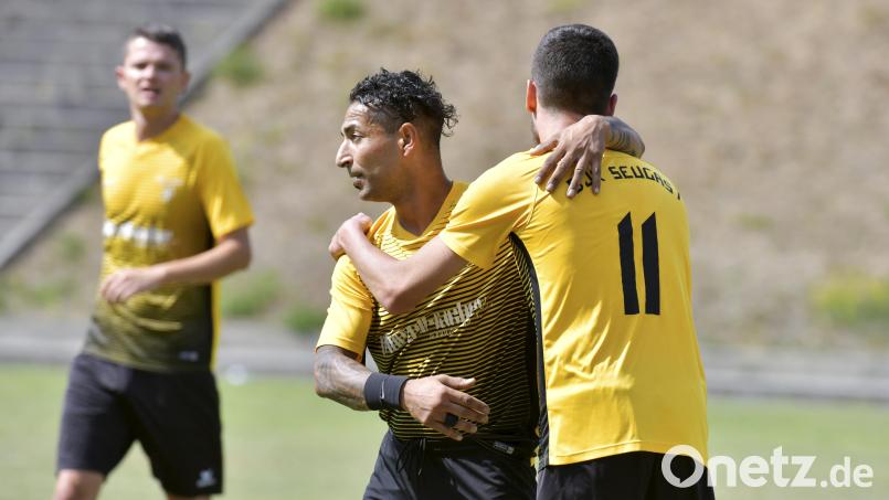 Akram Abdel-Haq (Mitte) wird im Spiel gegen den ASV Haselmühl am vergangenen Samstag von seinen Mitspielern noch gefeiert, nach der Partie erklärte der Spielertrainer der DJK Seugast seinen Rücktritt. Archivbild: Hubert Ziegler