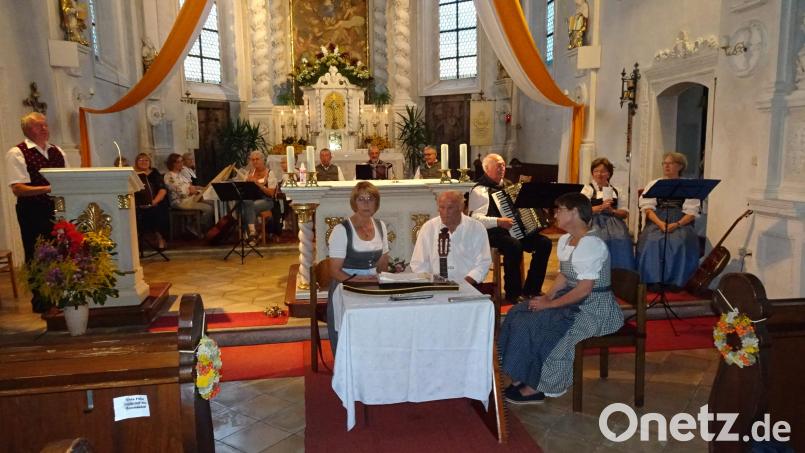 19 Akteure aus vier Gruppen gestalteten eine eindrucksvolle Stunde mit Musik und Gesang zu Ehren der Gottesmutter. Bild: hm