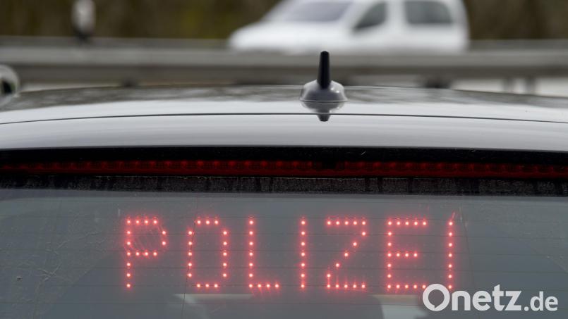 Die Polizei sicherte schwarzen Lackabrieb an einem Wagen in der Südstraße in Sulzbach-Rosenberg. Gesucht wird der Unfallverursacher. Symbolbild: Carsten Rehder/dpa