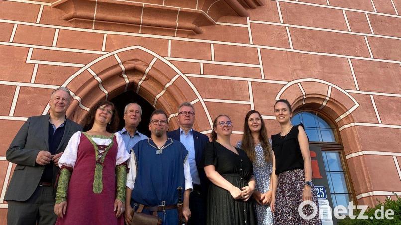 Manuel Stachura (vordere Reihe, Mitte) und die Unterstützer der „Inklusiven Stadtführung“ vor dem gotischen Rathaus in Sulzbach-Rosenberg um Landrat Richard Reisinger, Peter Miltenberger von Regens Wagner, Bürgermeister Michael Göth (hintere Reihe von links) und Regionalmanagerin Katharina Schenk (2. von rechts). Bild: Martina Beierl/exb