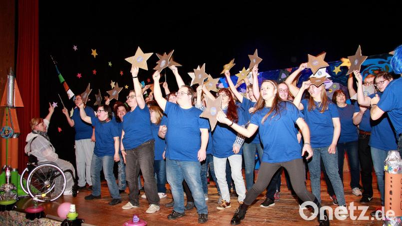 Ein Höhepunkt im Vereinsjahr der Selbsthilfegruppe Behinderte und Nichtbehinderte im Landkreis Tirschenreuth ist der Faschingsball in Wiesau. Bereits in den Sommermonaten beginnen die Proben. Das Faschings-Motto beim letzten Event – vor Corona – war „Die Tiefen des Alls.“ Archivbild: wro