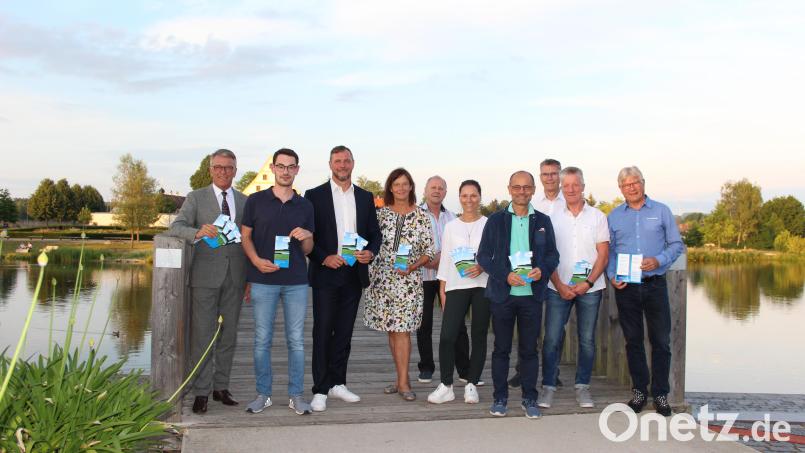 Vorstellung des Flyers der CSU Tirschenreuth mit Programmpunkten für Herbst und Winter 2022. Bild: heb