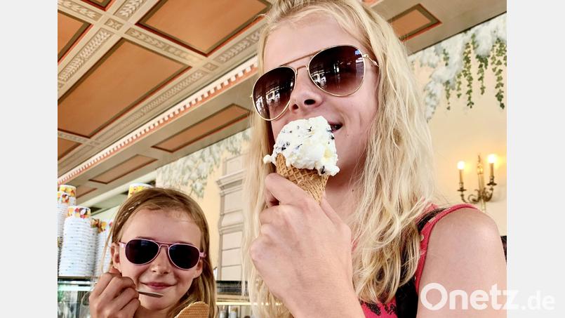 Eisgenuss in Café Center. Die beiden machen&#039;s vor. Bild: Gabi Schönberger