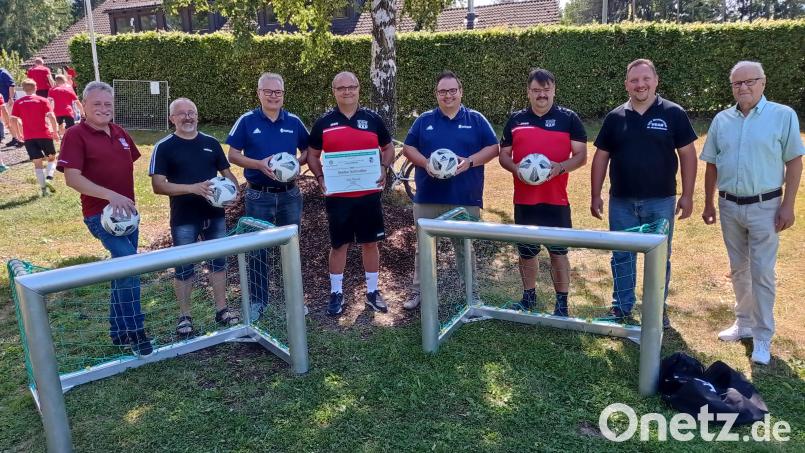 Bei der Spendenübergabe dabei waren (von links) TSV-Vorstandssprecher Bernd Aßmann, Wolfgang Schricker, BFV-Bezirksvorsitzender Thomas Unger, Stefan Schindler, Bezirks-Ehrenamtsreferent Andreas Vogler, Uwe Bäumler, TSV-Ehrenamtsbeauftragter Mario Rabenbauer und BFV-Kreisvorsitzender Siegfried Tabbert. Bild: fpoz