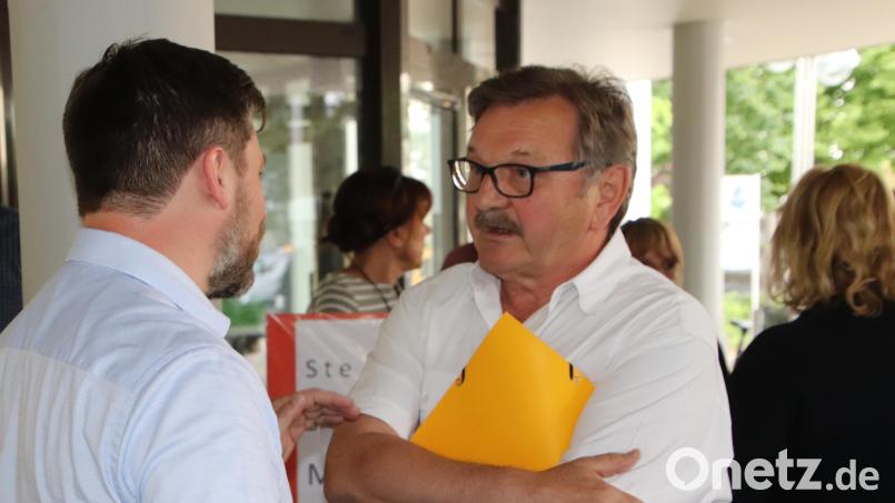 Die beiden schenken sich in Sachen BOS-Funkmast nichts: BI-Sprecher Franz Prey (rechts) und Bürgermeister Peter Neumeier sind seit Monaten in der Diskussion um den Maststandort in Traunricht. Archivbild: Dobler
