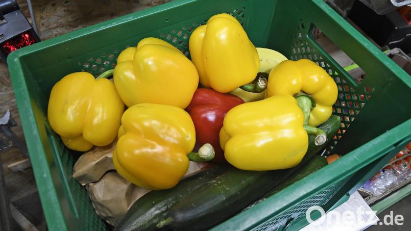 Seit Beginn der Coronapandemie kommt bei den Deutschen verstärkt ökologisch angebautes Gemüse und Obst auf dem Teller. Hier wird gerade eine Hutzelhof-Kiste mit frischer Ware befüllt. Bild: Petra Hartl