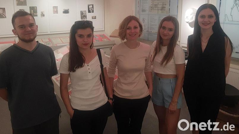 Vor dem Essen im &quot;Schwebenden Schlachthaus&quot; galt dem Max- Reger-Gedächtniszimmer ein kurzer Besuch. Das Flötenquintett &quot;Dudalis&quot; um Boshena Korchynska (Mitte) gastierte in Brand. Bild: ld