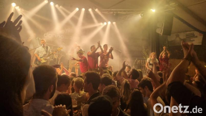 Zum Abschluss der Kirwa in Schmidgaden herrschte noch einmal Partystimmung im Festzelt. Bild: Thomas Wilhelm/exb