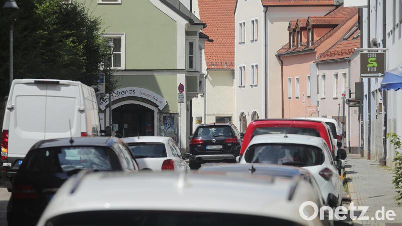 So richtig Wohlfühlatmosphäre kommt hier in der Ziegelgasse nicht auf. Die meisten Schüler aus der M9a der Luitpold-Mittelschule hätten daher lieber weniger Autoverkehr in der Altstadt. Bild: Wolfgang Steinbacher