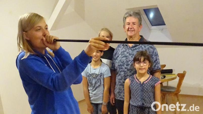 Mandy Neumüller nimmt das Ziel mit dem Blasrohr ins Visier. Aaliyah Kilinc, Justin Neumüller (verdeckt), Myra Wittrich und Bernhard Gradl schauen im Hintergrund zu. Bild: Wolfgang Ziebell/exb