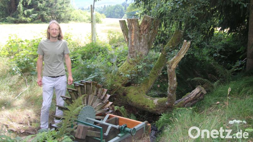 Schutzgebietsdirektor Tomás Peckert vor dem Modell eines Wasserrades bei Capartice am Fuße des Cerchov. Den Erwachsenen soll es die Nutzung von Wasserkraft verdeutlichen, für Kinder ist es ein Heidenspaß. Bild: Veronika Hofinger