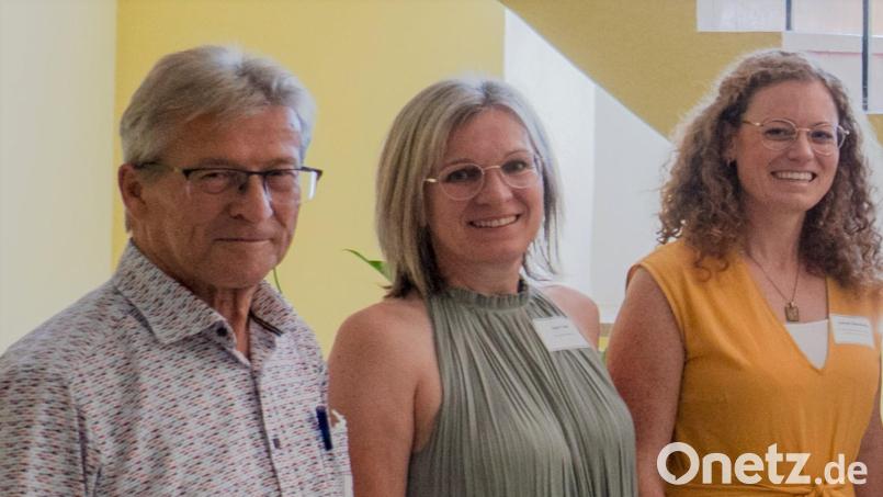 Von links: Die beiden neuen Leiter der Aktionsgruppe "Gesundes Altern in der Oberpfalz" Rupert Karl aus Regensburg und Doris Völkl aus Waldthurn sowie Kathrin Steinbeißer von der Koordinierungsstelle Gesundheitliche Chancengleichheit der LZG Bayern. Bild: fvo