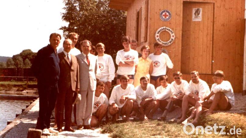 Stolz präsentierten sich die BRK-Wasserwachtmitglieder 1968 vor der neuerbauten Hütte im Freibad. Von links ist BRK-Wasserwacht-Ortsvorsitzender Alfred Blobner, Bürgermeister Otto Ries und der damalige Chefarzt des Krankenhauses, Dr. Franz Bäuml, mit den Mitgliedern der Ortsgruppe zu sehen. Bild: Wasserwacht-Ortsgruppe Vohenstrauß/exb