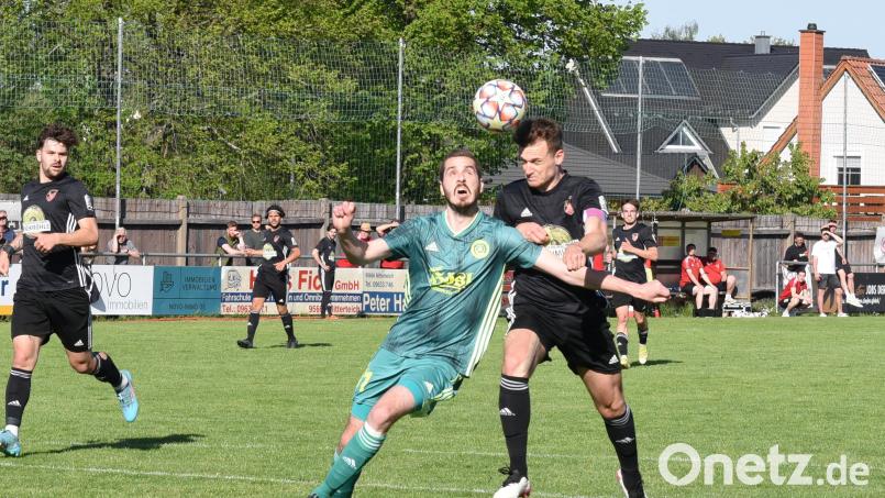 Der SV Mitterteich (im Bild Marco Kießling/grünes Trikot) empfängt am Freitagabend den FC Eintracht Münchberg. Archivbild: Gebert