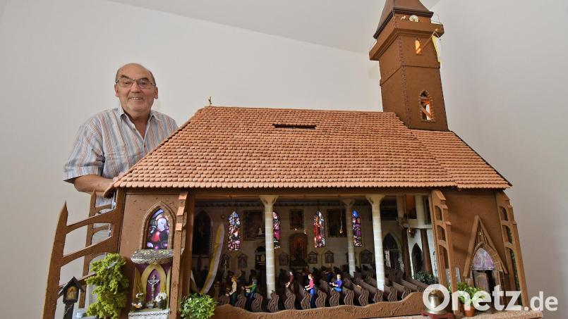 Josef Luff mit seinem "Lebenswerk", wie er selbst sagt. Wenn der Amberger neben seinem Kirchenmodell steht, erkennt man die Ausmaße – der Turm ist 1,83 Meter hoch. Bild: Petra Hartl