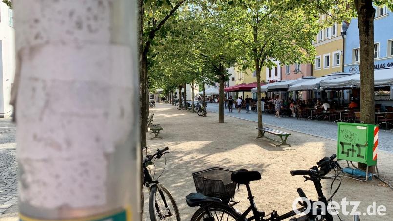 Der Untere Markt in Weiden ist Teil der rechtsextremen Aufkleber-Attacke. Mitarbeiter des Bauhofs kratzen die Sticker in den vergangenen Tagen mit dem Spachtel ab. Bild: Gabi Schönberger