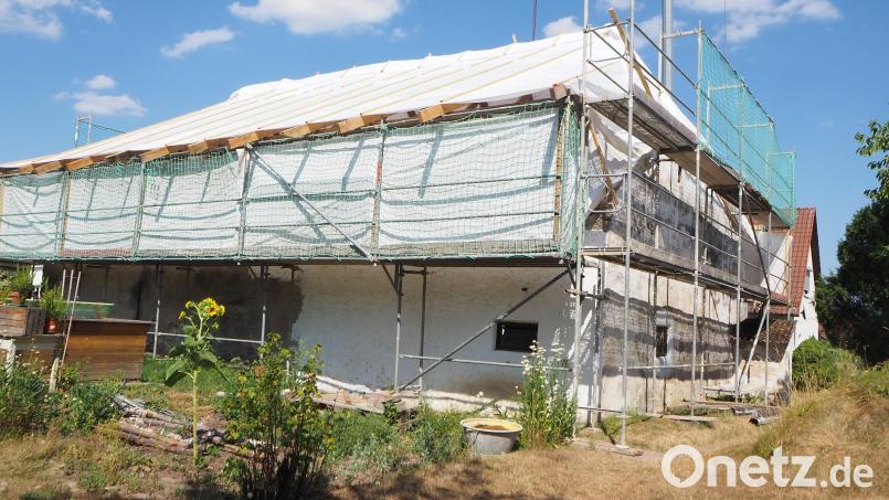 Noch sieht der Steinstadel in Haindorf bei Nabburg aus wie ein Objekt von Verpackungskünstler Christo. Ist er endgültig &quot;ausgepackt&quot;, soll dort ein schmuckes Wohnhaus stehen. Bild: bl