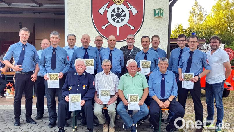 Bürgermeister Wolfgang Haberberger (rechts) gratuliert der neuen Führungsriege der Feuerwehr Mockersdorf und ehrt zusammen mit dem bisherigen Vorsitzenden Michael Gmelch (links) und dem neuen Vorsitzenden Christian Ziegler (stehend, Vierter von rechts) sowie Kommandant Gerhard Müller (vorne, rechts) Mitglieder für jahrzehntelange Zugehörigkeit sowie für 40 und 25 Jahre aktive Dienstzeit. Bild: hai