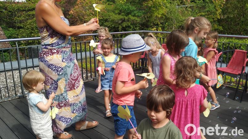 Nach dem Basteln erfreuten sich die Kinder und Sabine Liewald am Tanz der Schmetterlinge und Seifenblasen. Bild: adj