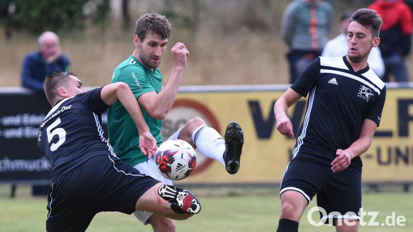 Jakob Siegert (links) und der FC Weiden-Ost sind im Kellerduell gegen den SV Raigering zum Siegen verpflichtet. Archivbild: G. Büttner