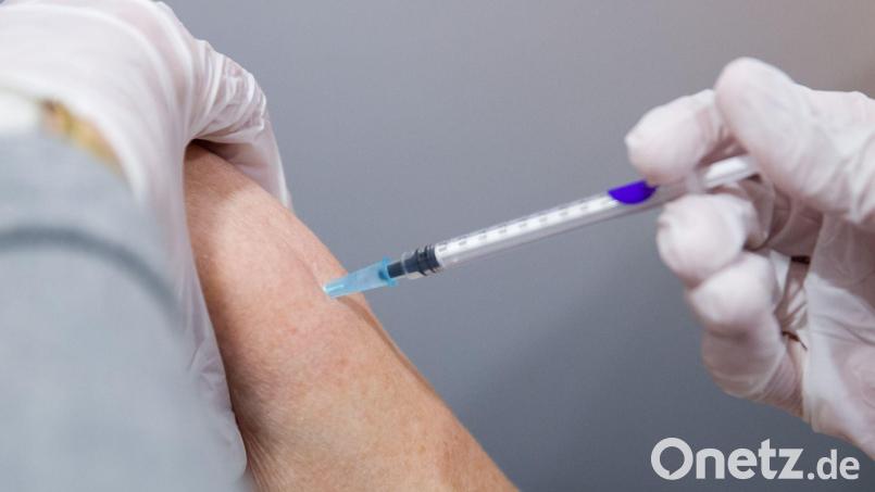 Künftig empfiehlt die Stiko auch Menschen ab 60 einen zweiten Booster gegen das Coronavirus. Symbolbild: Daniel Karmann/dpa