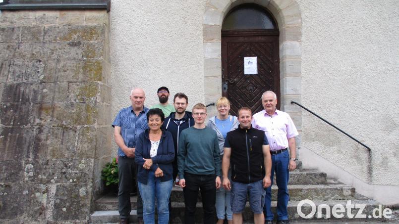 Das Bild zeigt den Vorstand des Kapellbauvereins Oberbruck. Vordere Reihe, von links: Mesnerin Rita Berger, Zweiter Vorsitzender Johannes Nusstein und Erster Vorsitzender Christian Schwendner. Mittlere Reihe, von links: Kassenprüfer Herbert Schwendner, Kassier Andreas Rauch, Schriftführerin Simone Sommerey und Bürgermeister Günter Kopp. Hintere Reihe: Kassenprüfer Johannes Riedl. Bild: Gemeinde Kulmain/exb