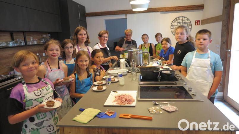 Beim Ferienprogramm des CSU-Ortsverbands Kemnath durften sich Kinder beim Kochen und Backen ausprobieren. Bild: jzk