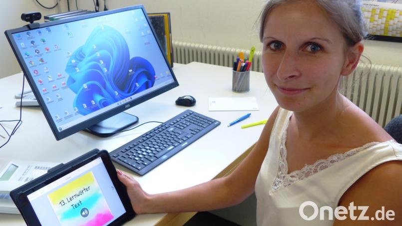 Lehrerin Melina Luschmann zeigt ein iPad für den Unterricht in der Kastler Seyfried-Schweppermann-Grundschule. Die führt ab dem neuen Schuljahr als erste Schule im Landkreis Amberg-Sulzbach eine iPad-Klasse ab dem ersten Grundschuljahr ein. Der Markt Kastl finanziert die Geräte und bezahlt die Unterhaltung sowie Software. Bild: jp
