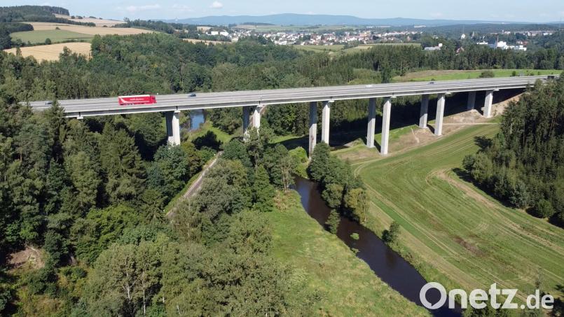 341 Meter lang und 47 Meter hoch ist die Waldnaabtalbrücke auf der A93, die auf Höhe Windischeschenbach die Bahnlinie und die Waldnaab überspannt. Sie ist sanierungsbedürftig und soll in den kommenden Jahren einem Neubau weichen. Luftbild: Gustl Beer