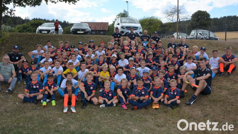 Eine prächtige Stimmung herrschte an den drei Tagen auf dem Gelände der Sportfreunde Kondrau, wo zum zwölften Mal die Hans-Dorfner-Fußballschule Station machte. Im Bild alle teilnehmenden Nachwuchskicker zusammen mit den Übungsleitern und Bürgermeister Bernd Sommer (links). Bild: jr