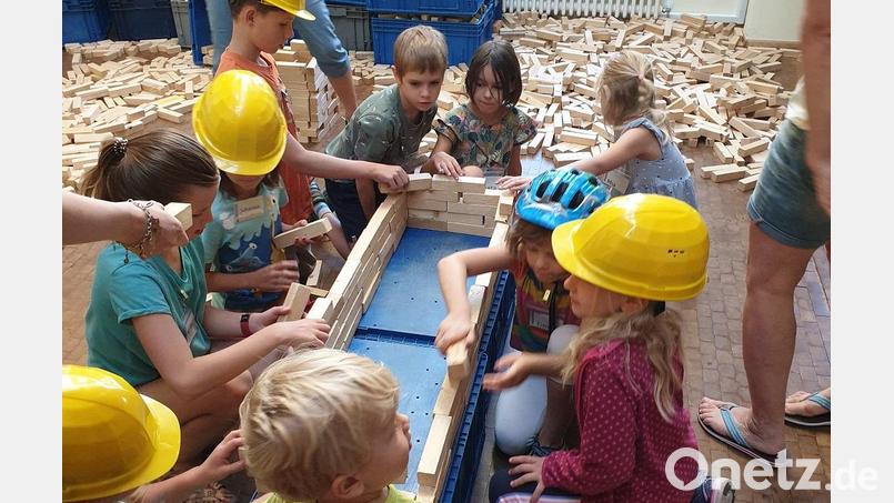 17.000 Holzklötzchen standen den Kindern als Baumaterial zur Verfügung. Bild: Landeskirchliche Gemeinschaft Amberg-Sulzbach/exb