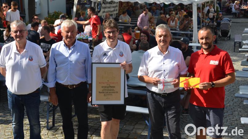 Mit einer gerahmten Erinnerungsurkunde beglückwünschte BLSV-Kreisvorsitzender Ernst Werner (Zweiter von links) die SpVgg-Verantwortlichen, allen voran Vorsitzenden Uli Münchmeier (Mitte). Daneben gab es 1500 Euro von der Vereinigten Sparkasse und eine Bürgermeisterspende, die Andreas Wutzlhofer auch in seiner Eigenschaft als stellvertretender Verwaltungsratsvorsitzender an Münchmeier, stellvertretenden Vorsitzenden Rainer Gebert (links) und Kassier Thomas Eiber (rechts) überreichte. Bild: dob