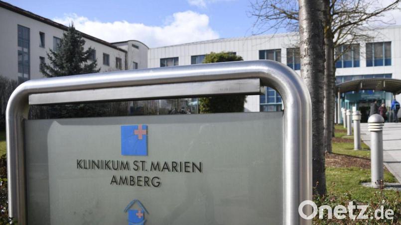 Hier am Klinikum St. Marien Amberg gehen genau wie in Weiden ungeimpfte Mitarbeiter weiterhin ein und aus – obwohl in Deutschland seit fünf Monaten eine einrichtungsbezogene Impfpflicht gilt Archivbild: Petra Hartl