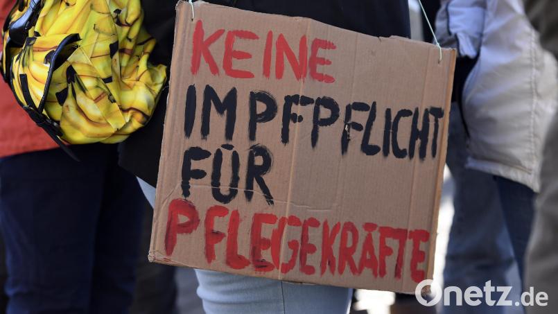 Keine Impfpflicht: Trotz gültigen Gesetzes scheint das Demo-Plakat recht zu behalten. Bild: Roberto Pfeil