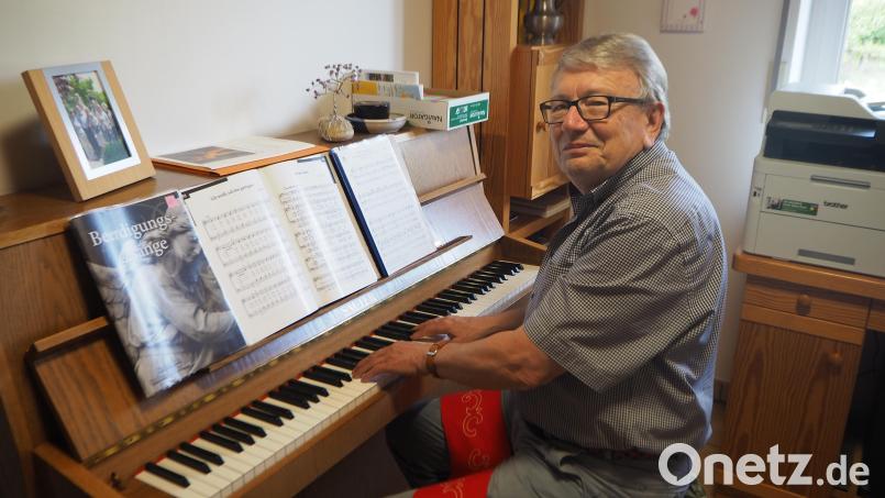 Selten packt Hubert Reimer die Noten für Beerdigungen zu Hause aus. Die mehr als 150 von ihm zusammengestellten Lieder sitzen längst, auch bei den treuen Sängern. Bild: bl