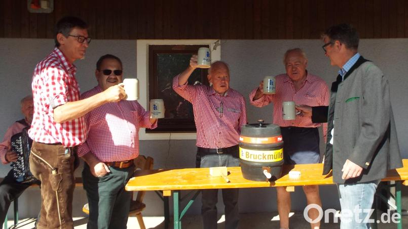 Nach dem Bieranstich mit Brauereichef Anton Bruckmüller (rechts) nahm das Fest seinen Lauf. Bild: e