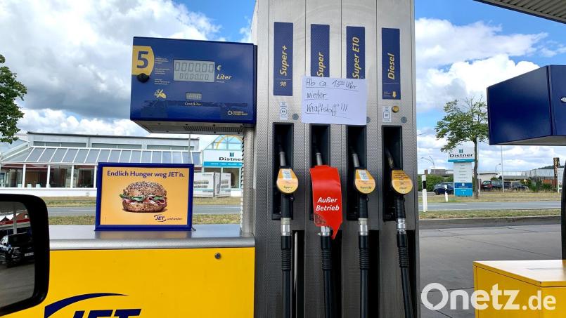 Ein Zettel weist an der Jet-Tankstelle in Altenstadt/WN auf die Sprit-Knappheit hin. Bild: Gabi Schönberger