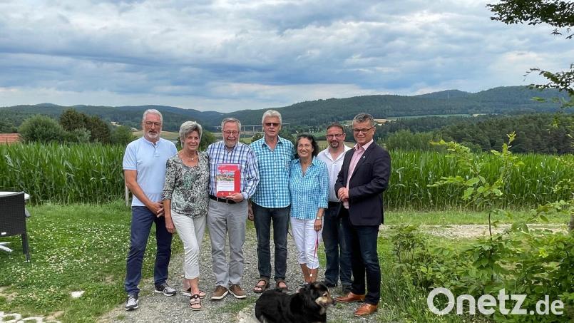 Annelise und Franz Esser kommen seit 20 Jahren nach Neunburg. Im Bild von links Tourismusamtsleiter Werner Dietrich, das Ehepaar Esser, die Gastgeber Johann und Claudia Elsner, Tourismusvereinsvorsitzender Markus Greiner und Bürgermeister Martin Birner. Bild: Elsner/exb
