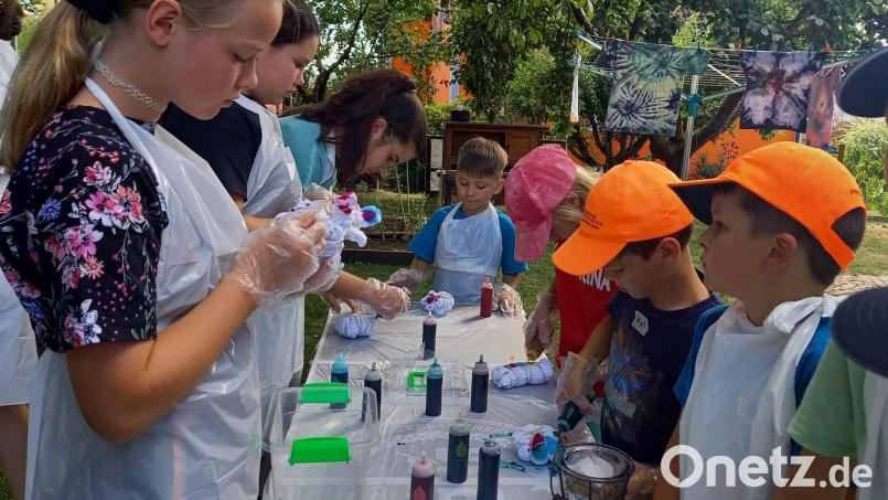 Beim Auftragen der Farbe auf die T-Shirts konnten die Kinder ihrer Kreativität freien Lauf lassen. Wie das fertige T-Shirt genau aussieht, blieb vorerst eine Überraschung. Bild: Laura Enzmann