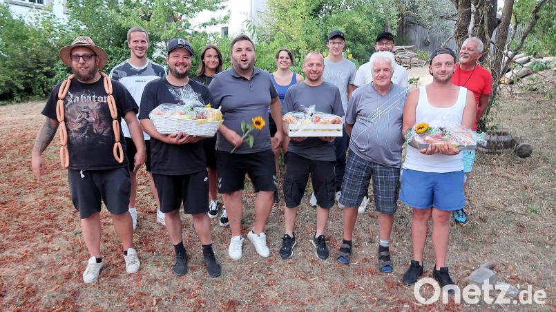 Organisator Andreas Streim (hinten links) und Spartenleiter Martin Streim (hinten rechts) gratulierten den erfolgreichen Akteuren und Mannschaftsvertretern. Den Sieg holte das Team „Schieber“ Bärnau (vorne, Zweiter, Dritter und Vierter von rechts). Bild: bsc