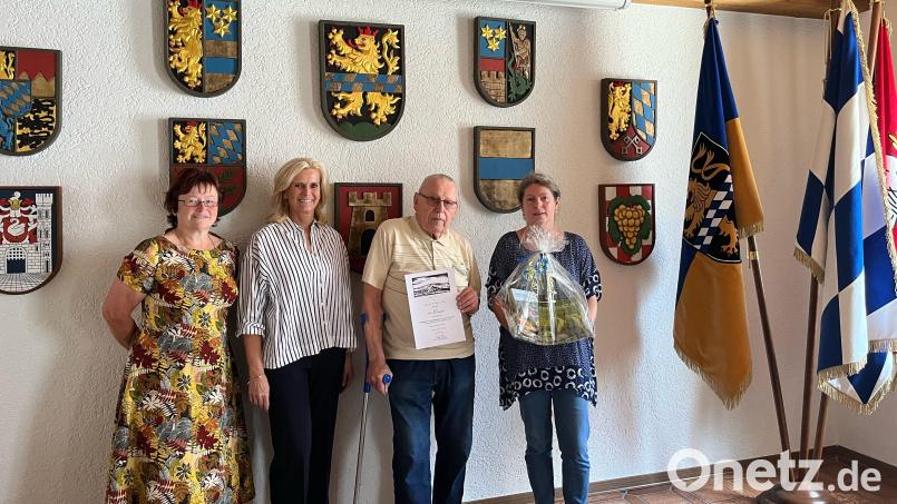 Maria Herrmann-Pressl vom Tourismusbüro, Zweite Bürgermeisterin Andrea Lang (von links) und Gastgeberin Christa Woppmann (rechts) danken Hans Fejfar für seine Treue zu Pleystein als Urlaubsort. Bild: bey