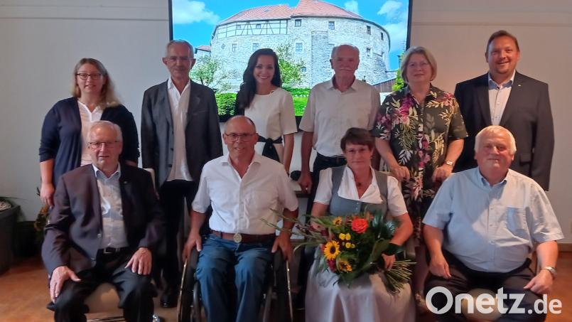 Ehrung verdienter Stadträte: Im Bild (vorne, von links) Willibald Reindl, Günter Raithel, Kerstin Spörer und Hilmar Wollner. Stehend von links Stadtkämmerin Barbara Fütterer, Altbürgermeister Hubert Kellner, Bürgermeisterin Margit Bayer, Gerhard Greger, Dritte Bürgermeisterin Gisela Kastner und Zweiter Bürgermeister Mario Rabenbauer. Bild: fpoz