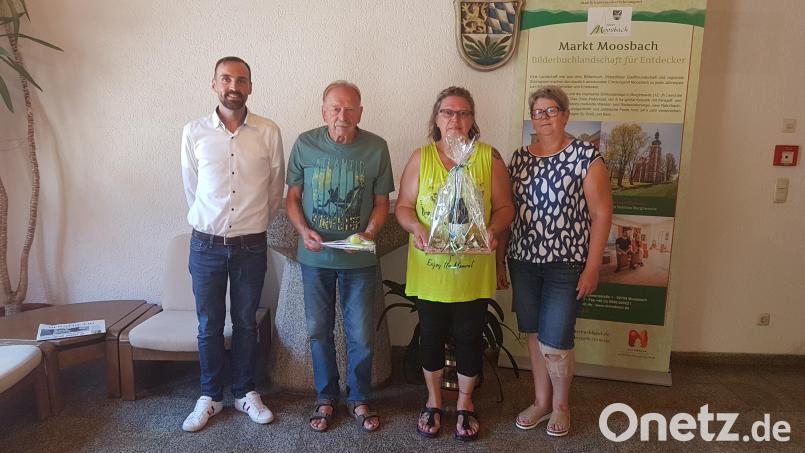 Bürgermeister Armin Bulenda (links) konnte die treuen Urlaubsgäste Ulrike und Wolfgang Bleise aus Waldalgesheim bei Bingen für ihren 20. Aufenthalt in Moosbach ehren und Danke sagen. Bild: gi