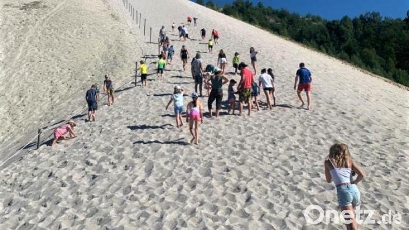 Die Zeltlagerkinder der TSV Vereinsjugend Flossenbürg hatten bei ihrer freiwilligen abendliche Besteigung des Monte Kaolino viel Spaß. Bild: cro